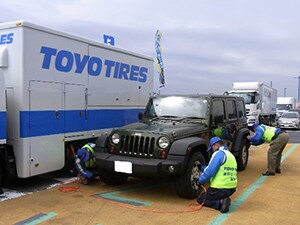 タイヤ安全啓発活動の様子