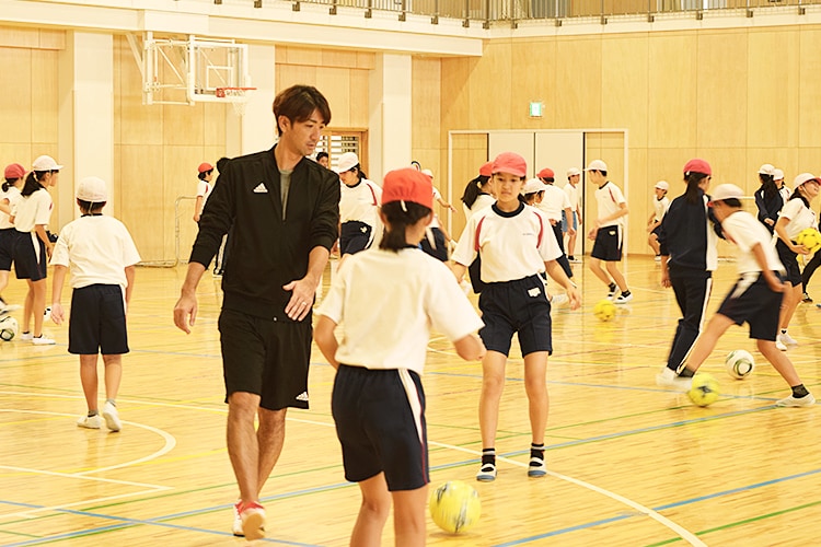 Toyo Tiresサッカーキャラバン が小学校の授業にやってきた 宮城県における地域貢献活動 Toyo Tires トーヨータイヤ 企業サイト