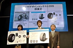 左から 優秀賞 小林さん、最優秀賞 林田さん、タイヤマーケティング部 松島部長