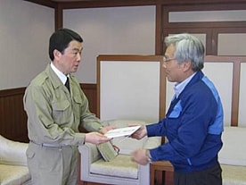 宮城県村井知事(写真左)に当社社長・中倉(写真右)より義援金目録を寄贈