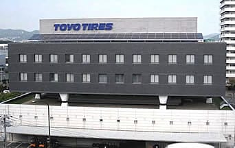 屋上に太陽光発電パネルを設置したタイヤ技術センター（兵庫県伊丹市）